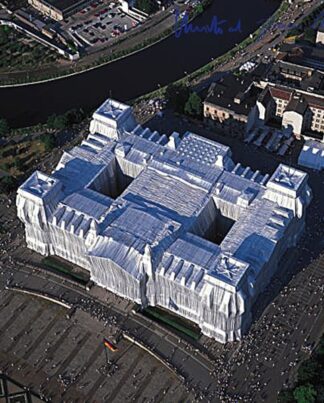 Christo Reichstag, Luftaufnahme von West nach Ost, (handsigniert)