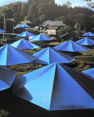 Christo Umbrellas Blau 12