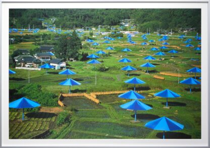 Christo The Umbrellas Blau handsigniert gerahmt
